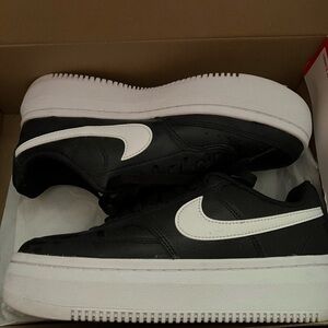 Nike Women’s Black and White Sneakers